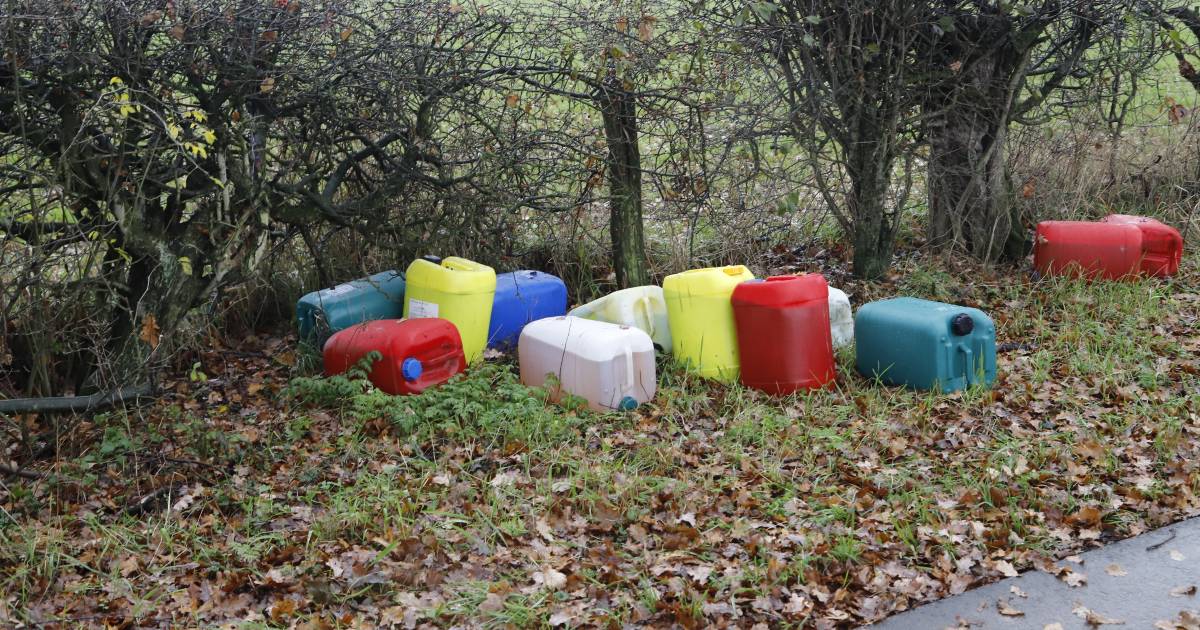 Vaten met vermoedelijk drugsafval gedumpt in Middelaar en Milsbeek - De Gelderlander