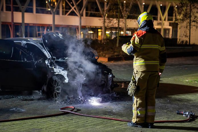 Een sportauto in Oss stond zondagnacht plotseling in lichterlaaie. De schade is onherstelbaar.