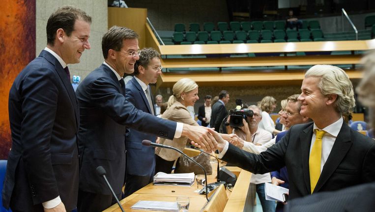 Premier Rutte en PVV-leider Wilders schudden elkaar de hand na de Algemene Beschouwingen. Beeld anp