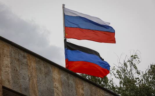 De Russische vlag werd al opgehangen in verschillende delen van de stad. 