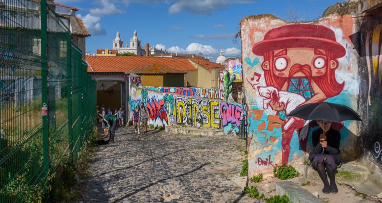 Graffiti op een muur nabij Castelo de São Jorge in Lissabon. Veel steden kozen voor een repressieve aanpak van graffiti, maar de Portugese stad sloeg een andere weg in. Beeld Horacio Villalobos/Corbis via Getty Images