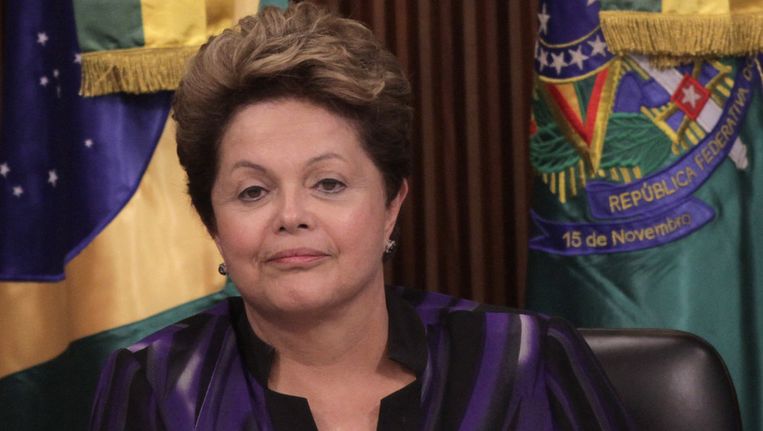 Dilma Rousseff maandag aan het begin van de ontmoeting met gouverneurs en burgemeesters in het presidentieel paleis in Brasilia. Beeld ap