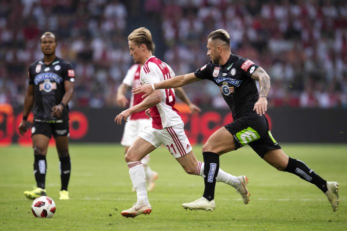 Peter Zulj (r) probeert Ajax-talent Frenkie de Jong de bal te ontfutselen.