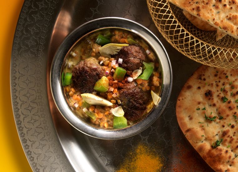Linzencurry met gehaktballetjes en naanbrood. Beeld 