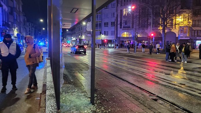 In Antwerpen ging op de Turnhoutsebaan een bushokje aan diggelen bij de inzet van het waterkanon van de politie.