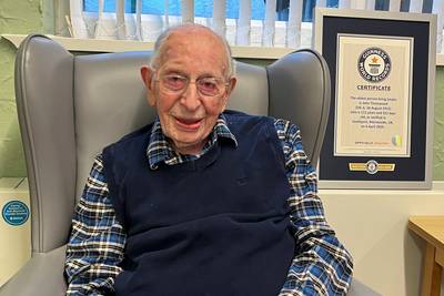Maak kennis met de 111-jarige John Tinniswood: de nieuwe oudste man ter wereld