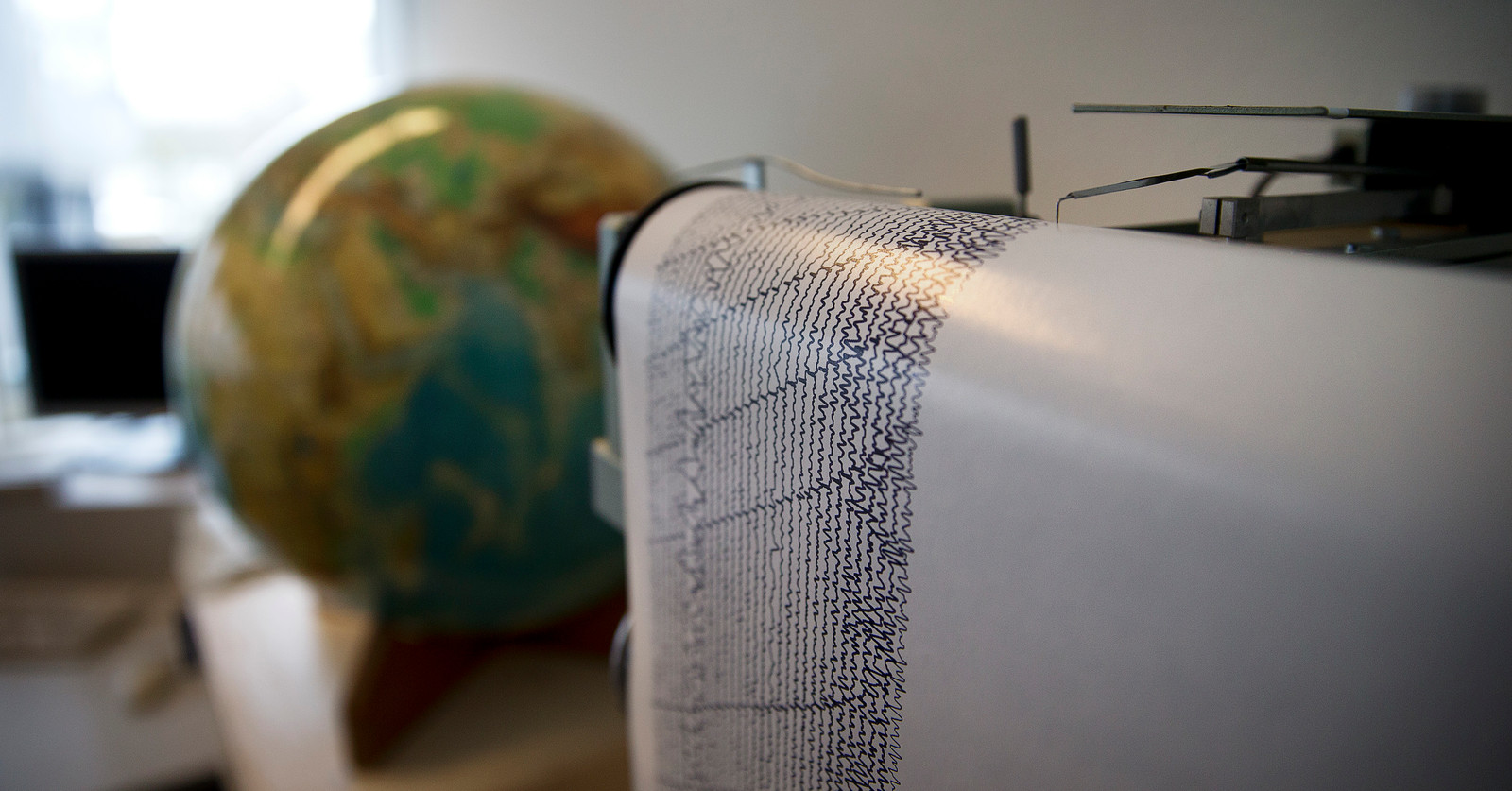 Een seismograaf bij het KNMI in De Bilt registreert de trillingen van de aarde. Bewoners van de provincie Groningen krijgen nog geregeld met aardbevingen te maken.