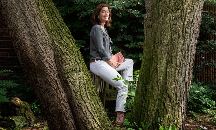 Hendrikje Markerink met haar nieuwe dichtbundel thuis in Eibergen in de achtertuin.