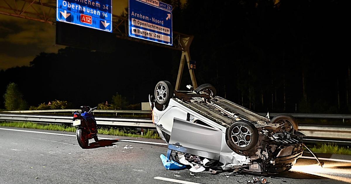Dubbel ongeval op de A12 bij Arnhem: meerdere personen gewond, bestuurder vlucht bos in.