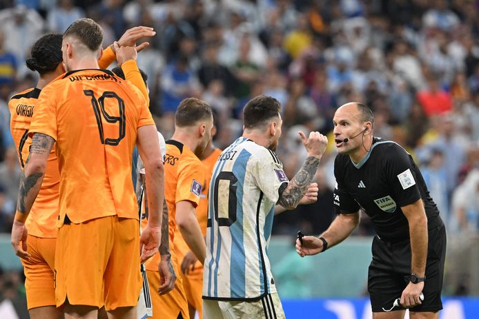 Le Mondial de Mateu Lahoz, arbitre controversé d'Argentine-Pays-Bas, est terminé | Mondial | 7sur7.be