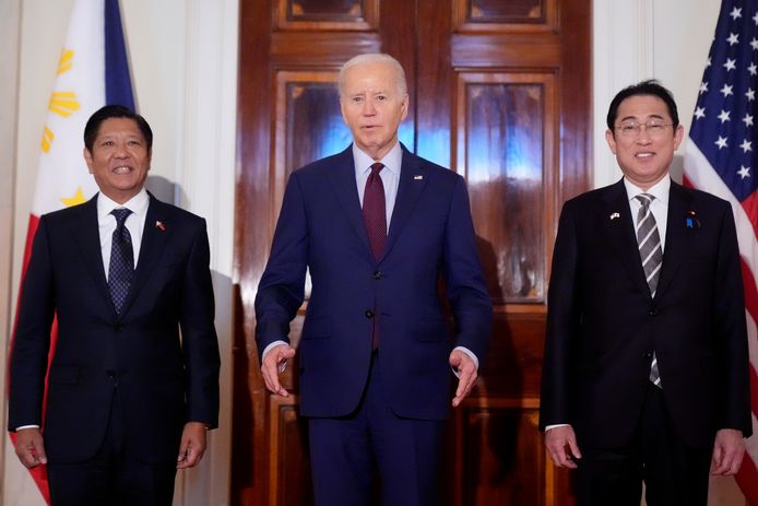 De Amerikaanse president Joe Biden (midden) geflankeerd door de Filipijnse president Ferdinand Marcos jr. (links) en de Japanse premier Fumio Kishida tijdens hun gezamenlijke ontmoeting in het Witte Huis op donderdag.