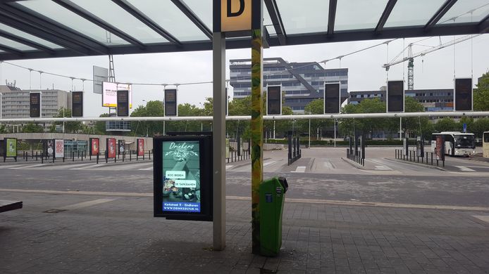 Het busstation in Eindhoven was zaterdagochtend nog leeg.