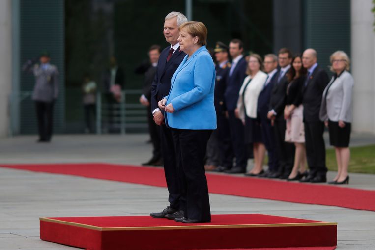 Angela Merkel tijdens de ontvangst van de Finse premier Antti Rinne. Beeld AP