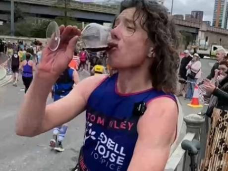Brit proeft 26 glazen wijn tijdens marathon van Londen, en finisht binnen vijf uur