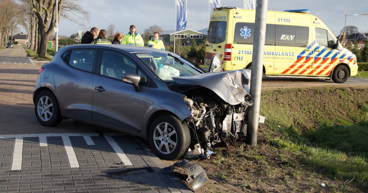 Een gewonde na botsing met twee autos in Elshout.