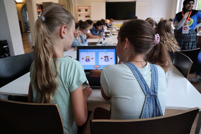Meisjes nemen deel aan een programmeerkamp, Het DigiVita Zomerkamp. Afgelopen jaar deden er dertig meisjes mee van bijna twintig verschillende scholen in Amsterdam.