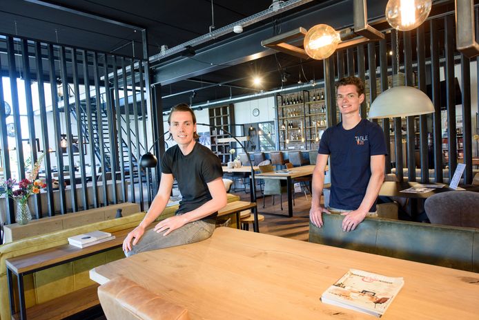 Broers Teun (l) en Evert Antonissen,  oprichters/ eigenaren van Table du Sud