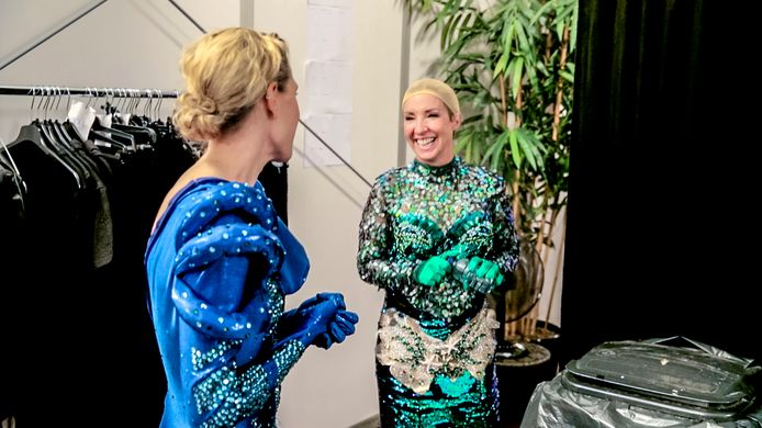 Dina Tersago en Kathleen Aerts maken zich klaar voor de show.