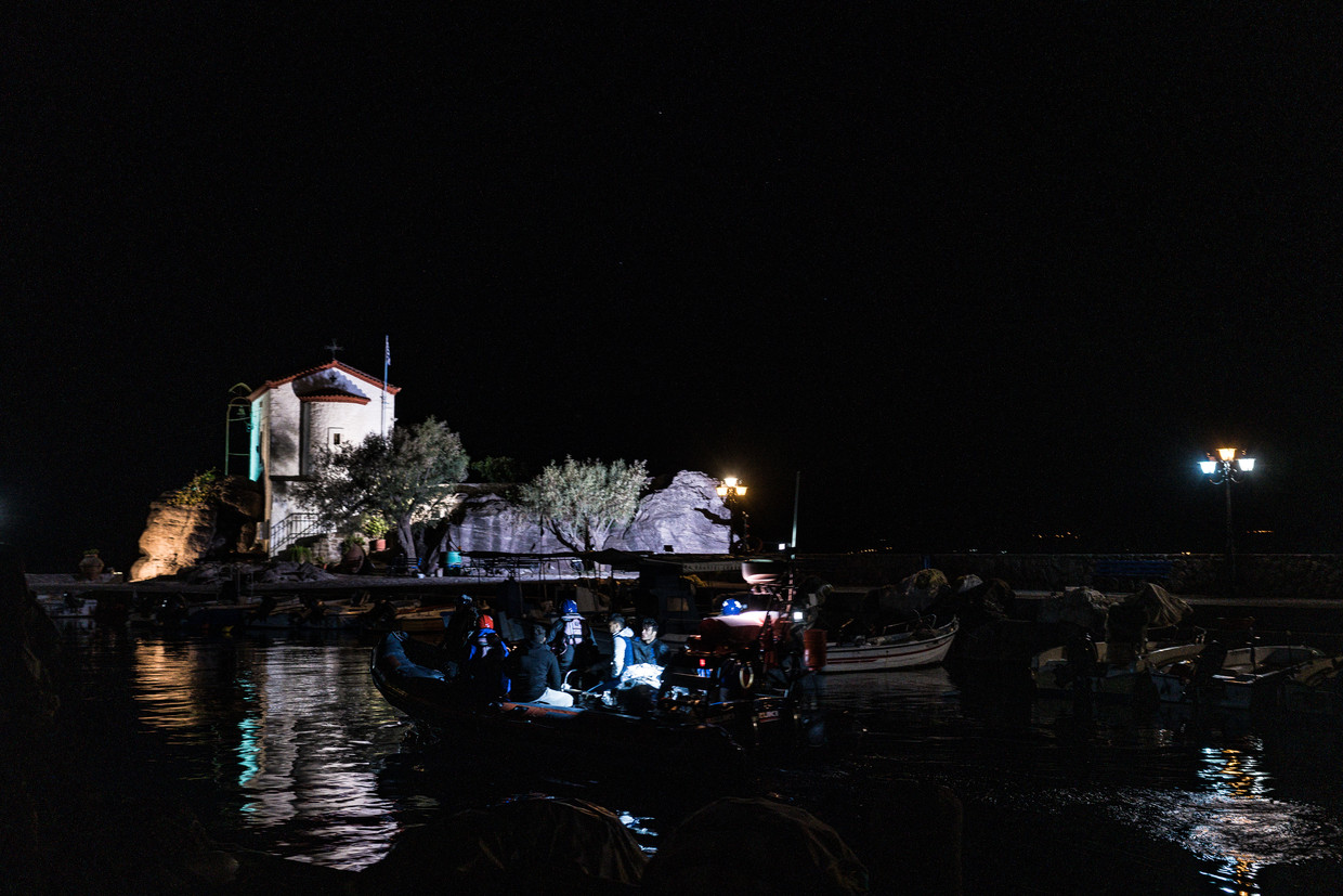 Een boot met Afghaanse vluchtelingen vaart het haventje van Skala Sikamineas op het eiland Lesbos binnen.