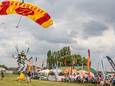 Een parachutist landt op het vliegveld van Moorsele. (archieffoto)