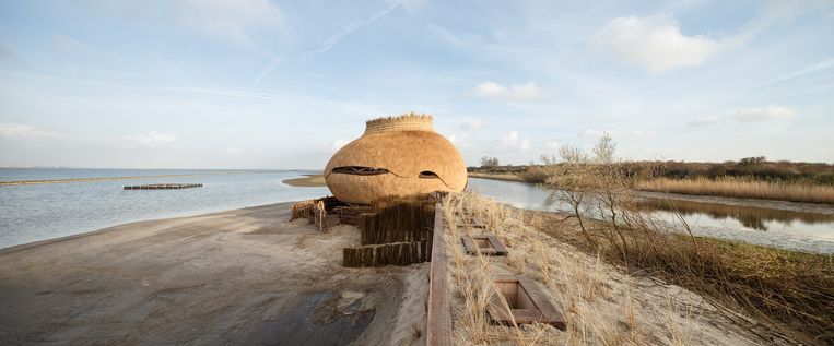 Tij, een vogelkijkhut bij het Haringvliet, door RO&AD architecten en RAU. Het ei van een grote stern vormde de inspiratie voor het ontwerp. Beeld  Katja Effting