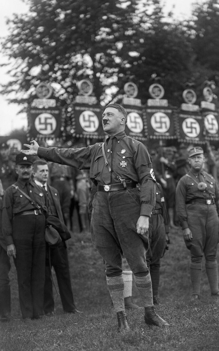 Hitler op de derde Rijkspartijdag van de NSDAP tijdens de inwijding van SA-vaandels in het stadspark Luitpoldhain.

 Beeld Heinrich Hoffmann, National Archives Washington 
