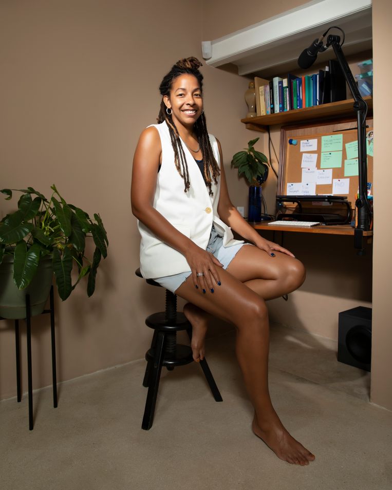 Sharelly Emanuelson in haar atelier in Curaçao. Beeld Harmen Meinsma