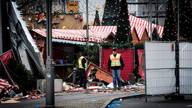 De ravage nadat een vrachtwagen was ingereden op de kerstmarkt in Berlijn. Beeld ANP
