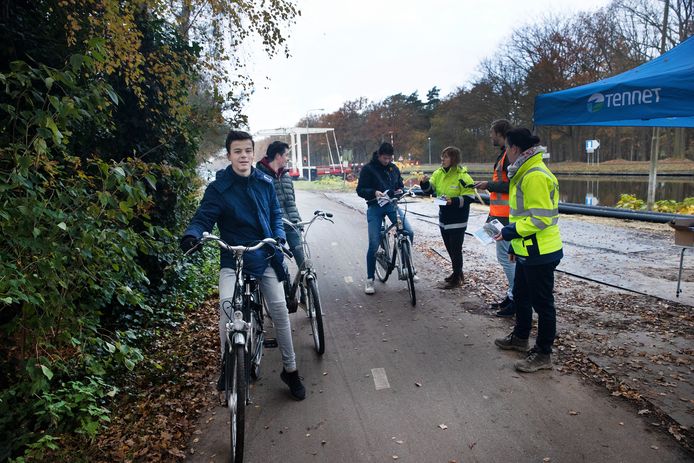 Tennet wil fietsers en wandelaars attent maken op het bouwverkeer in de omgeving. Vorige maand werd bij Oirschot begonnen met de aanleg van de nieuwe hoogspanningsverbinding tussen Best en Tilburg-Noord.