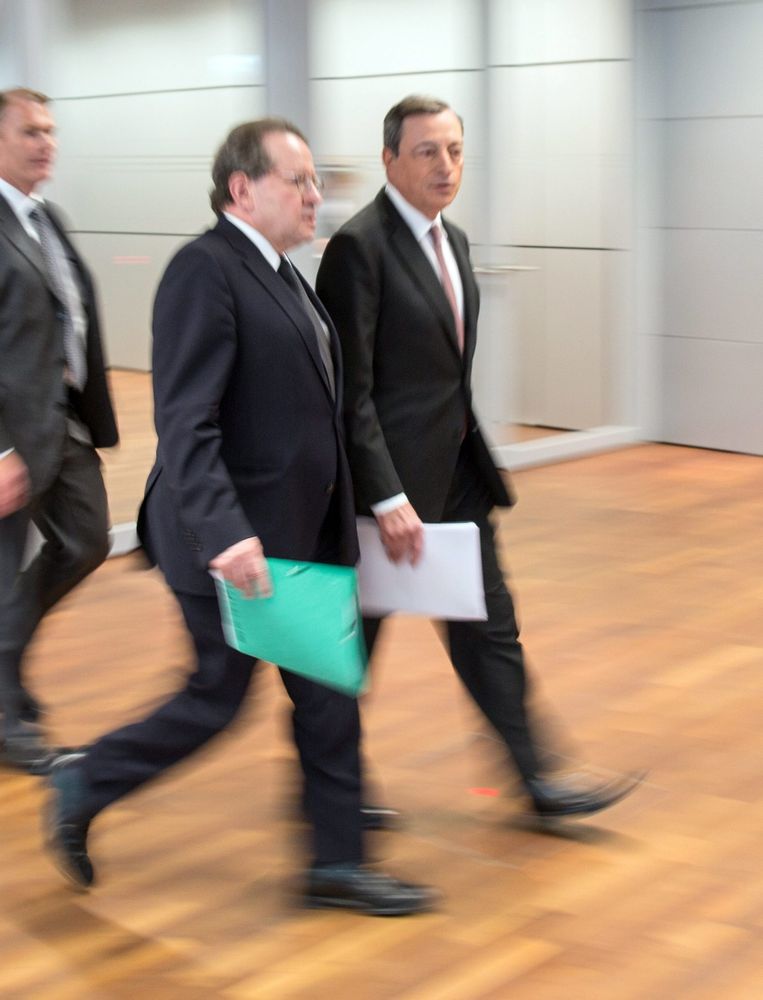 ECB-president Mario Draghi (rechts) en zijn vicepresident Vitor Constancio Beeld epa