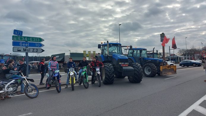 De boeren en motorcrossers bezetten het drukke kruispunt Molderdijk-Zuiderring in Mol.