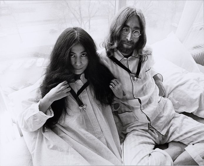 John Lennon en Yoko Ono in hun hotelkamer in het Hilton Hotel tijdens de Bed-In-for-Peace in 1969.