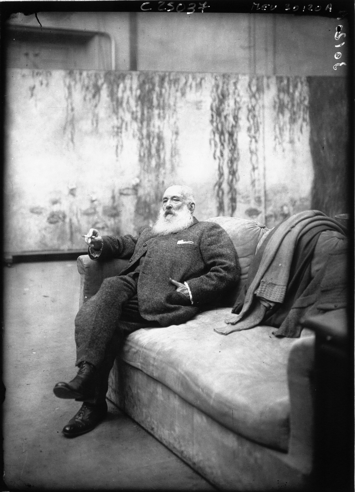Claude Monet in zijn atelier, 1926 Beeld Bibliothèque nationale de France