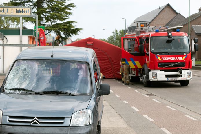 Dat de klap hard was, bewijst de staat van de voorruit.