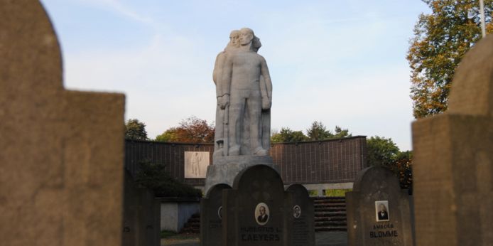 Het centrale monument op het ereperk der gesneuvelden van de begraafplaats Steytelinck.
