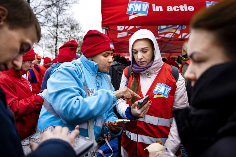 Werknemers van een distributiecentra van Albert Heijn verzamelen zich om zich in te schrijven voor een staking. Beeld ANP