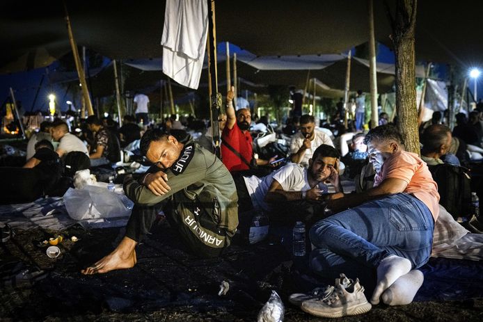 Door het woningtekort lopen de asielzoekerscentra over en moeten vluchtelingen in Ter Apel noodgedwongen buiten slapen.