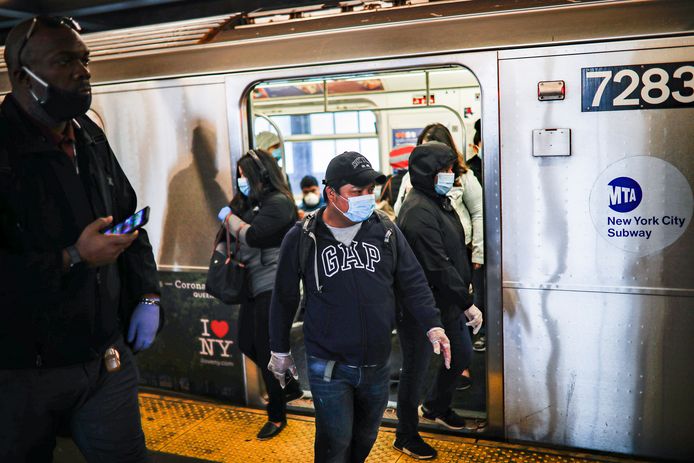 Archiefbeeld. Reizigers in de metro van New York. (07/04/2020)