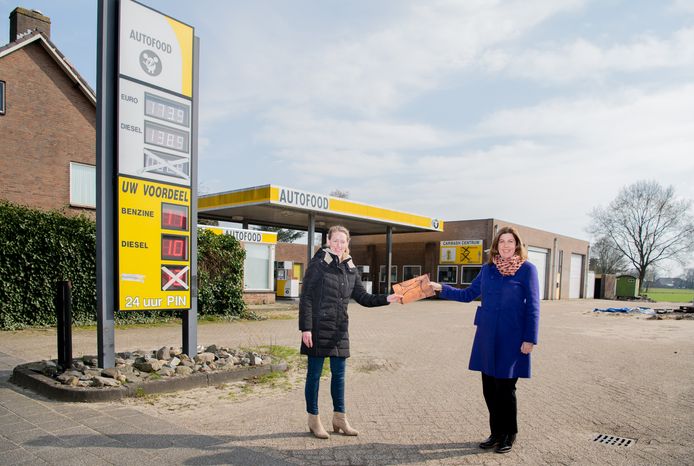Eveline Vermeer (l.) van Vexpro en wethouder Sandra Diepstraten bij het tankstation dat verdwijnt aan Oranjestraat 113 in Gilze.