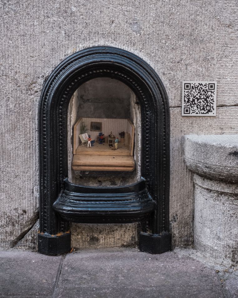 Een voetschraper van Elke Lemmens. Naast elk kunstwerkje hangt een QR-code waar je meer informatie kan krijgen. Beeld Wouter Maeckelberghe