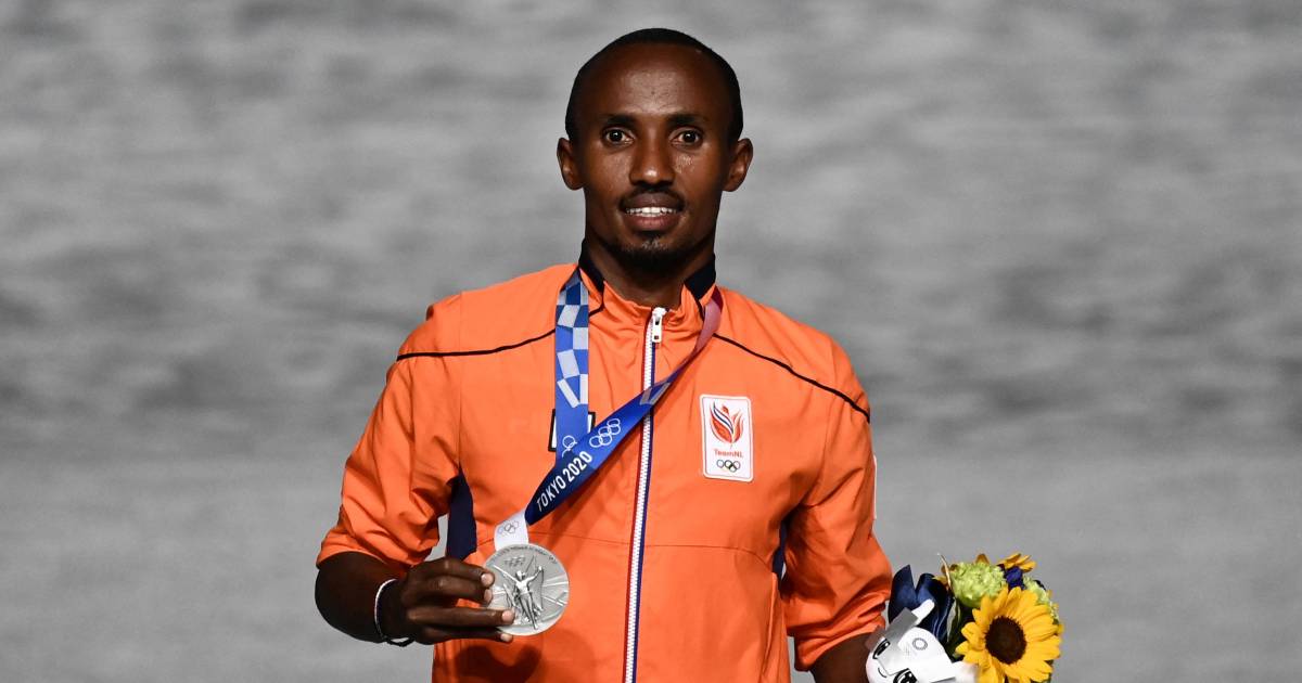 LIVE | Abdi Nageeye geniet op het podium bij feestelijke ...