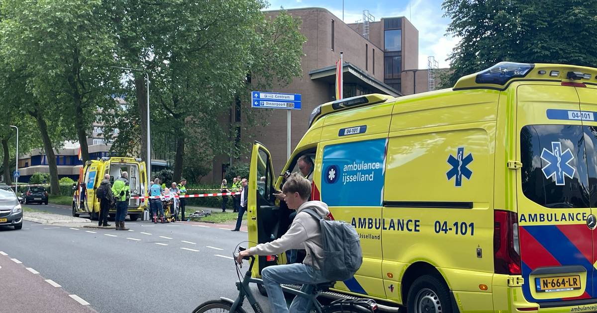 Fietser ernstig gewond na harde botsing met auto in Zwolle: motorkap en voorruit flink ingedeukt.