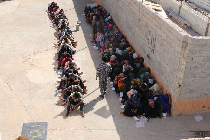 Migranten in een tijdelijk opvangcentrum na hun aanhouding door de Libische autoriteiten in Tripoli.
