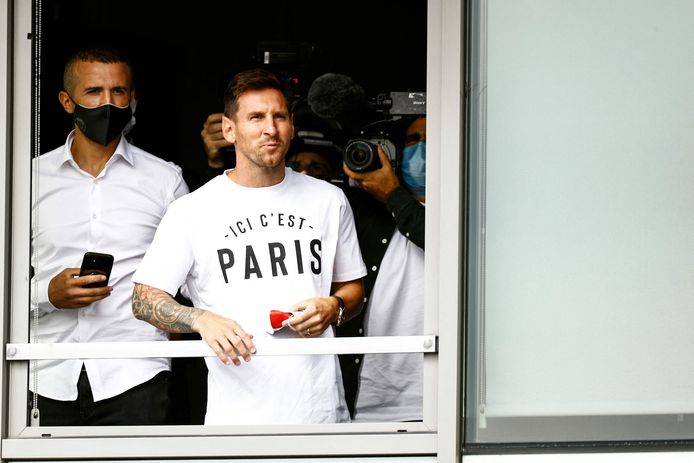Lionel Messi toont zich aan het publiek in Frankrijk.