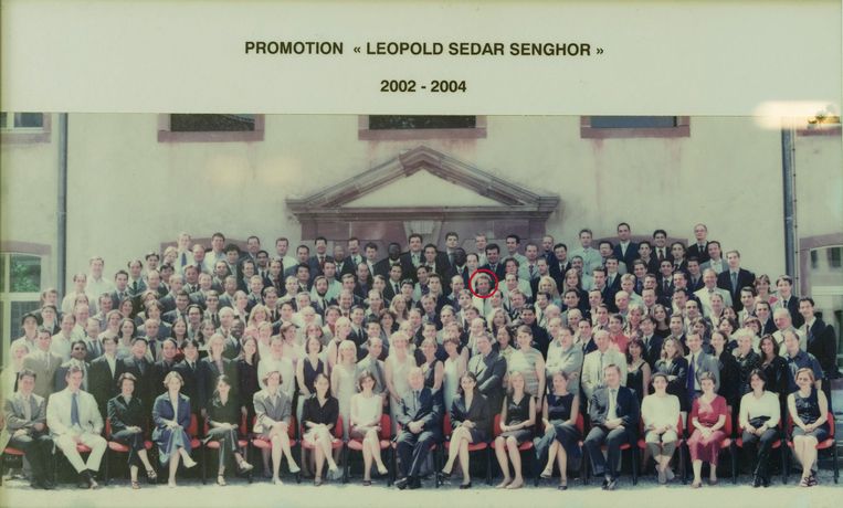 Emmanuel Macron op zijn klasfoto. Beeld ID Sander De Wilde