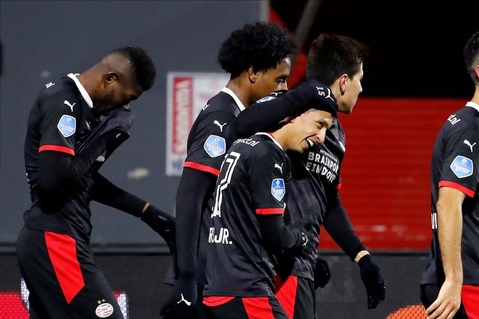 Mauro Júnior wordt geknuffeld.