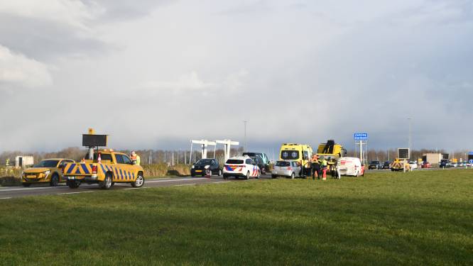 Bestelbusje en auto botsen op N256 bij Katseveer