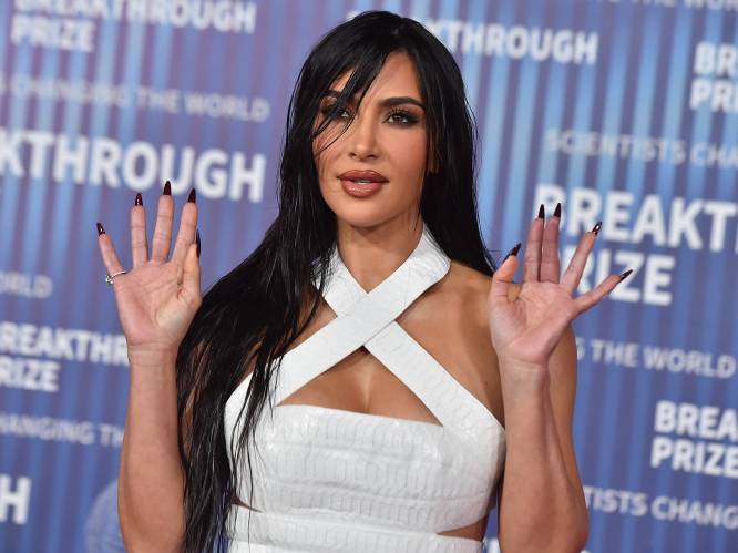 Fans steken de draak met duikpoging van Kim Kardashian: “Alleen zij kan duiken in water van 20 centimeter diep”