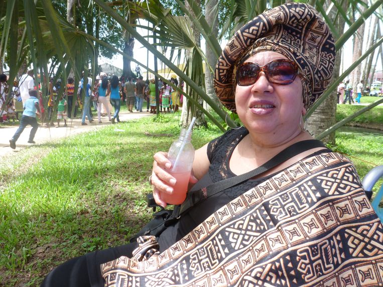 Tijdens een feestdag in 'de Palmentuin' in Paramaribo. Beeld 