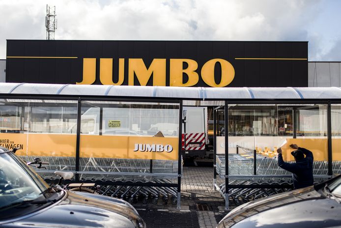 Nog even een sticker aanbrengen op de stalling van de winkelkarren; woensdag opent in Overpelt de eerste Jumbo-supermarkt.